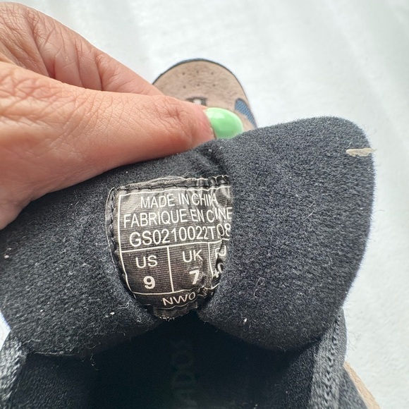 Tan and Black High-Top Hiking Shoes with Reinforced Toe Cap - Picture 6 of 6